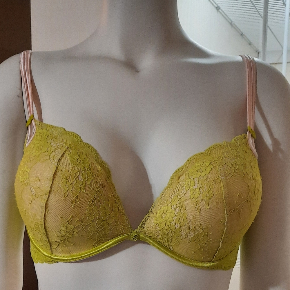 Victoria's Secret Push-up "Sexy Little Things" Bra in Size 36DD + Bonus!! 👙